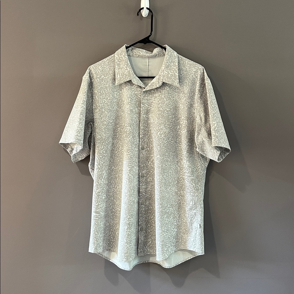 Lululemon Patterned Gray Short Sleeve Button-Up Shirt